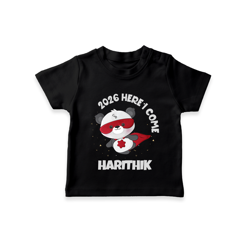 2026 HERE I COME – SUPER PANDA | Personalised T-Shirt for Kids - BLACK - 0-5 Months Old (Chest 17")