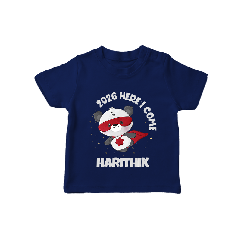 2026 HERE I COME – SUPER PANDA | Personalised T-Shirt for Kids - NAVY BLUE - 0-5 Months Old (Chest 17")