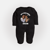 Happy Rakhi Cute Kids Print Fullbody Suit – boy-girl sitting and tying rakhi illustration. - BLACK - New Born (Chest 7.5")